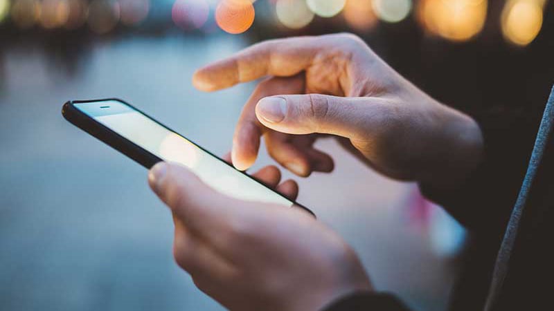 finger tippen auf handy