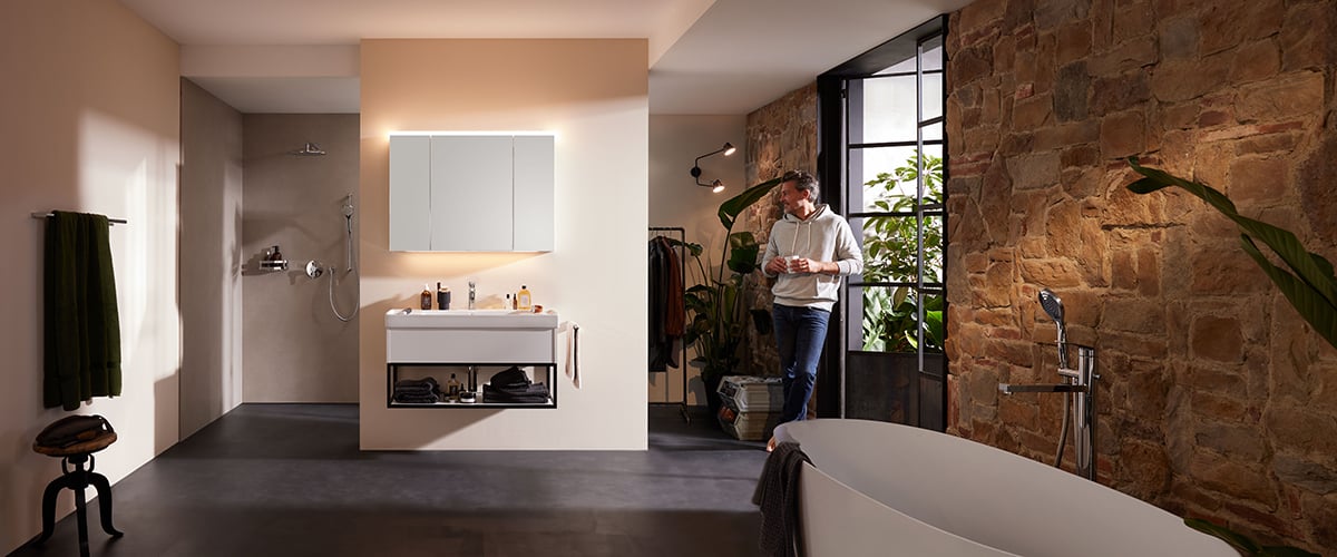 Badezimmer im Loft-Stil mit Möbel und Metallrahmen von Alterna calea S