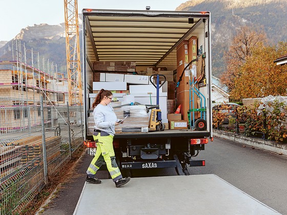 Alexandra ladet Material aus dem Lastwagen