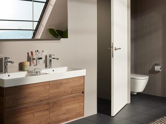 Vaso bidet in un bagno beige