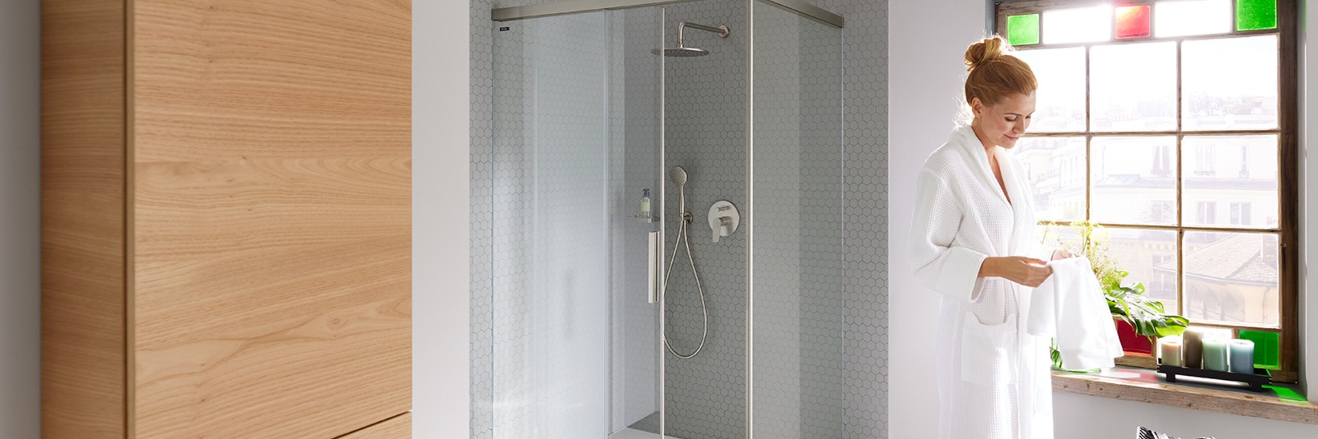 Frau im Bademantel im Badezimmer