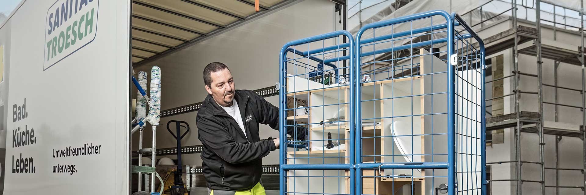 Sanitas Troesch Chauffeur avec logistique de chariots