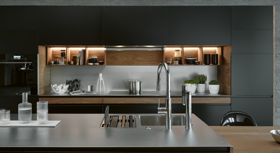 schwarze küchenfront mit edelstahl rückwand und holzakzenten