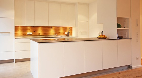 Küchenrückwand aus Holz in küche mit weissen fronten