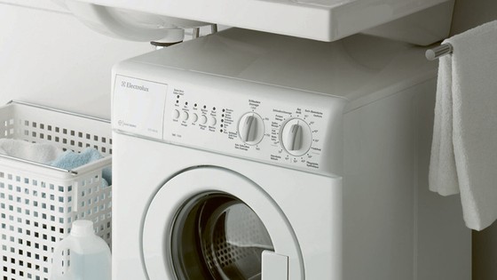 kompakte waschmaschine unter waschtisch im bad