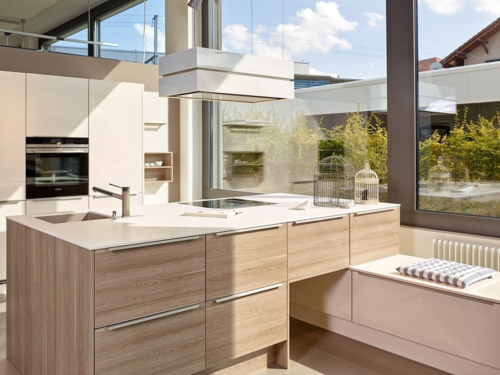 Helle Küche crème Holz