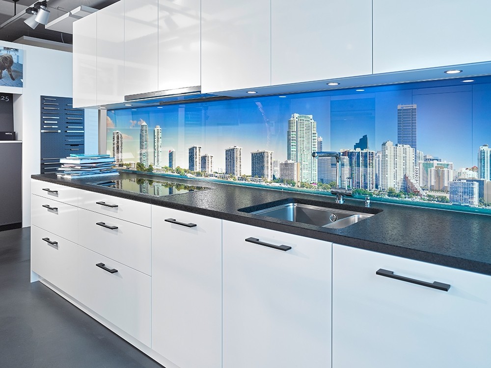 Helle Küche weiss mit Glaswand Miami
