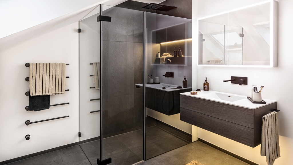 Badezimmer mit dunklem Möbel