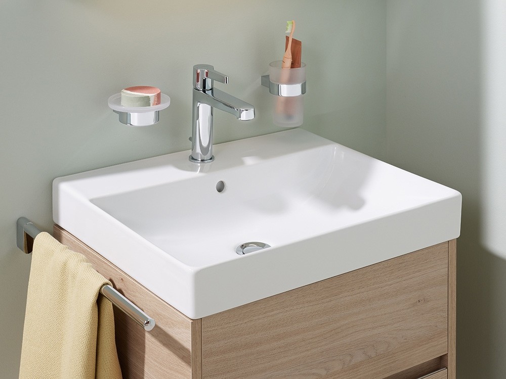 Wasserhahn für Badezimmer mit Seifenschale und Zahnputzglas