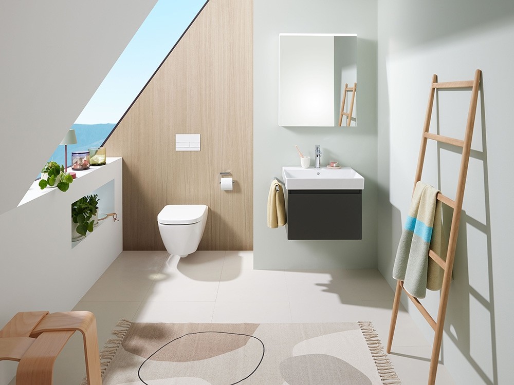 Kleines Badezimmer mit WC und Dachschräge
