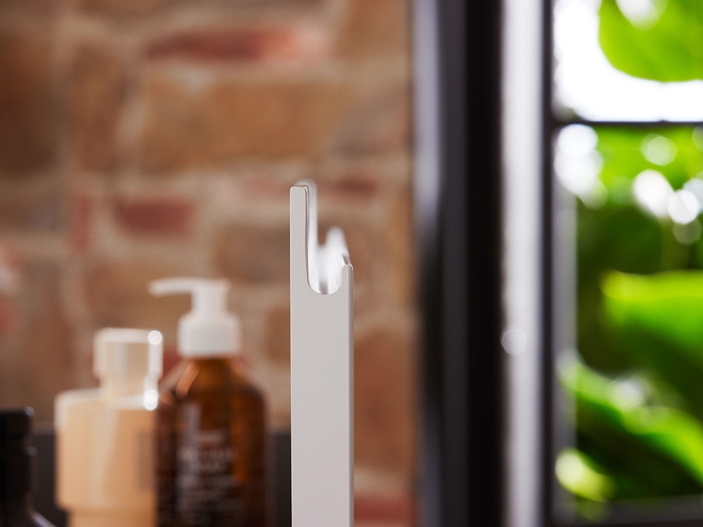 Detail Badezimmer Möbel in Weiss mit Griffleiste