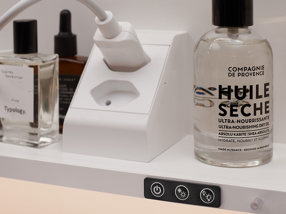 Innenleben Spiegelschrank mit Dimmer und Steckdose