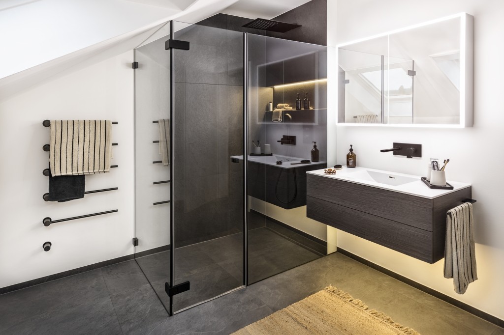 Referenz Bad mit dunklem Holzmöbel und offener Dusche