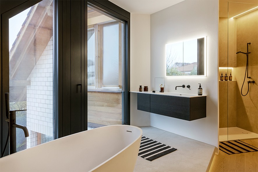 Badezimmer mit Badewanne und Waschtisch