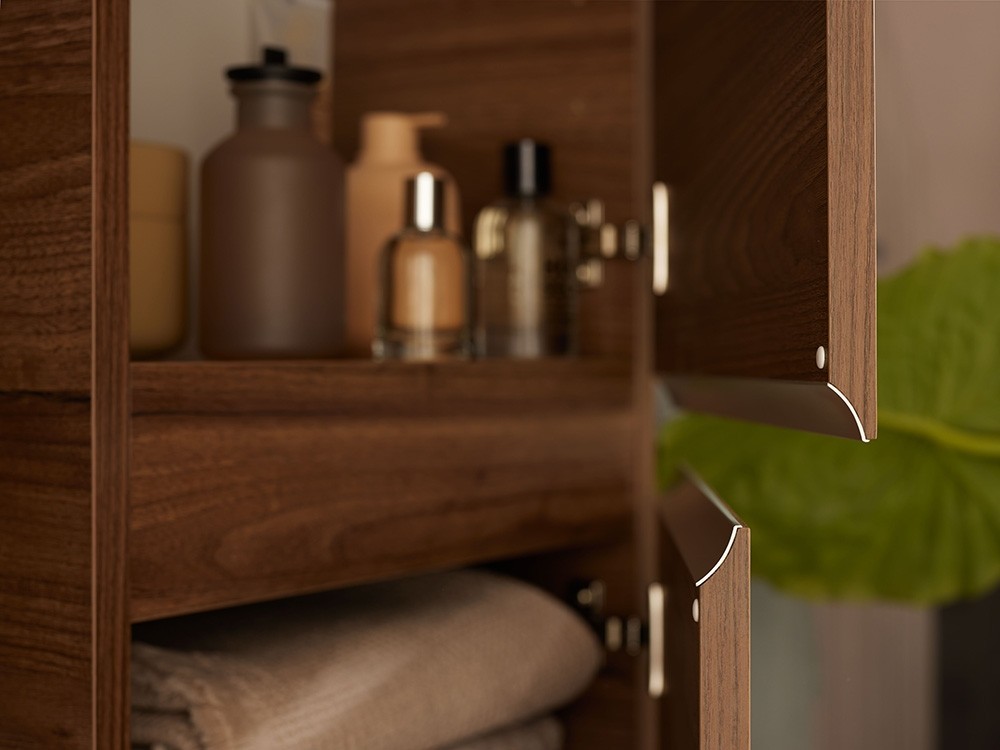 Badezimmer Schrank in Holzoptik mit offener Türe