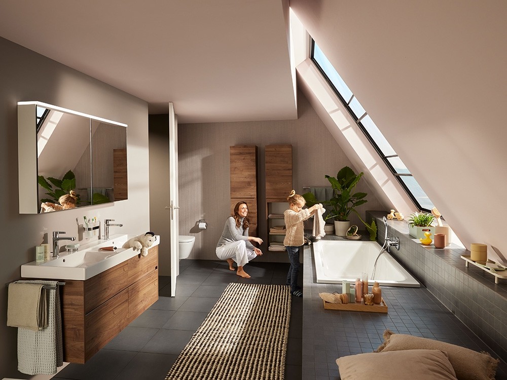 Bagno familiare con mobili in legno di Alterna