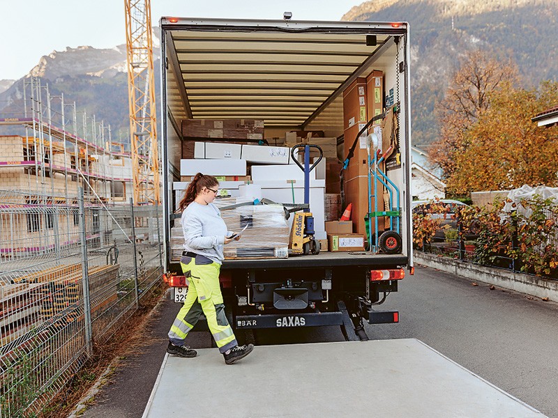 Strassentransportfachfrau im Lastwagen