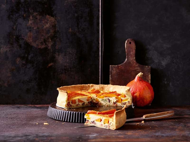 Tarte à la courge avec mozzarella, tomates séchées et olives