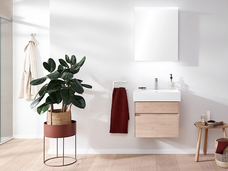 Specchio con luce per il bagno degli ospiti