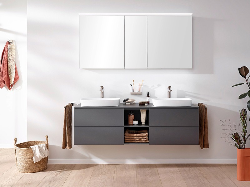 Mobile a specchio con mobili da bagno grigi