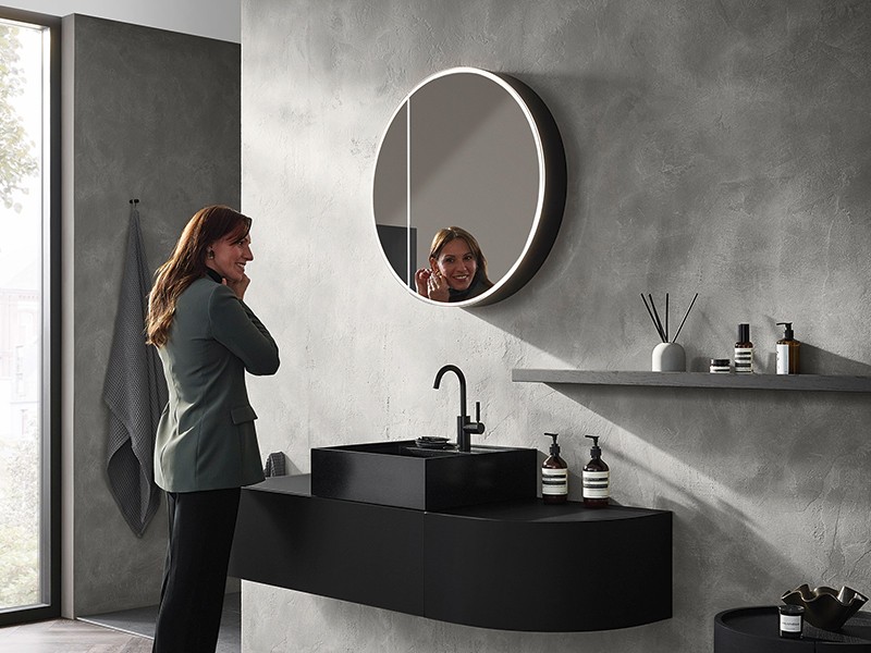 Armadio a specchio rotondo con mobili da bagno scuri