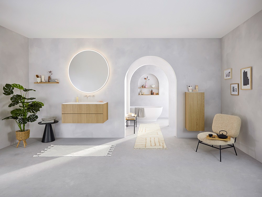alterna badezimmer mit gerillten holzmöbeln