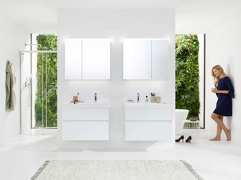 Badezimmer mit weissem Badmöbel und Pflanzenwand