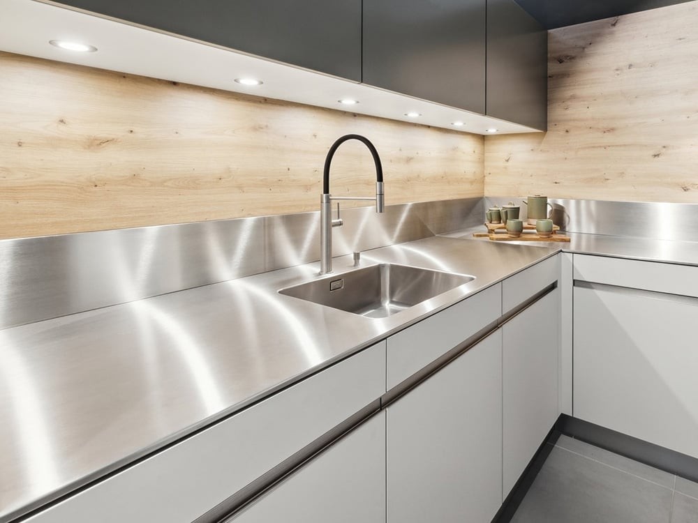 beleuchtung arbeitsfläche edelstahl küche mit holzrückwand