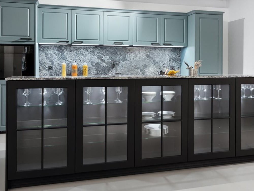 landhausküche mit schwarzen glasschränken