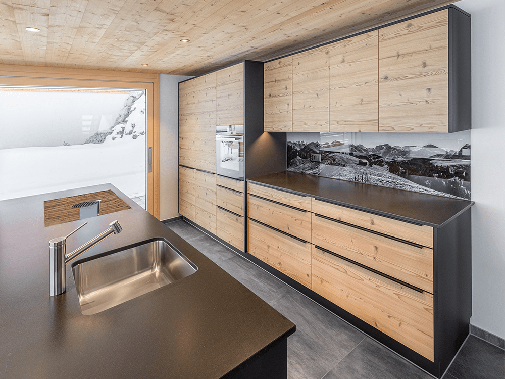 offene Wohnküche, Holzfronten, Arbeitsplatte Naturstein, Kücheninsel mit Bar