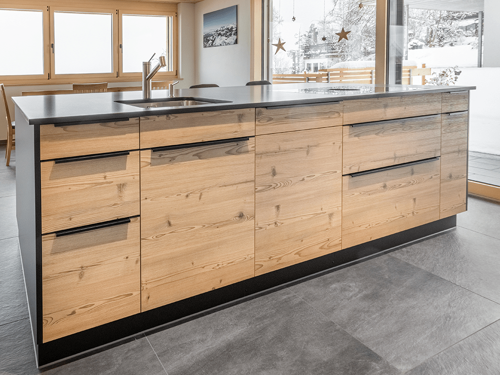 offene Wohnküche, Holzfronten, Arbeitsplatte Naturstein, Kücheninsel mit Bar