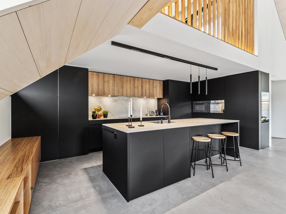 Küchenbeispiel modern, schwarz, Holz, Inselküche, Wohnküche, Keramikabdeckung