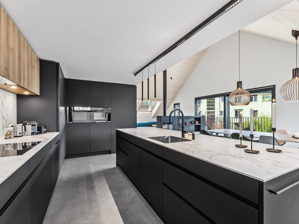 Küchenbeispiel modern, schwarz, Holz, Inselküche, Wohnküche, Keramikabdeckung