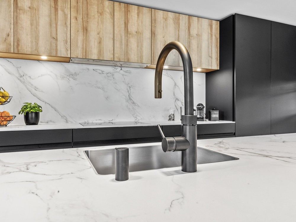 Küchenbeispiel modern, schwarz, Holz, Inselküche, Wohnküche, Keramikabdeckung