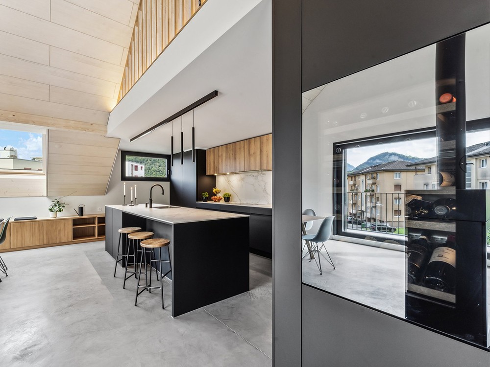Küchenbeispiel modern, schwarz, Holz, Inselküche, Wohnküche, Keramikabdeckung