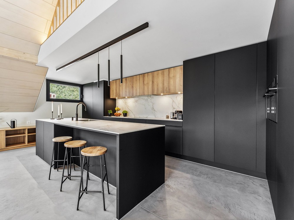 Küchenbeispiel modern, schwarz, Holz, Inselküche, Wohnküche, Keramikabdeckung