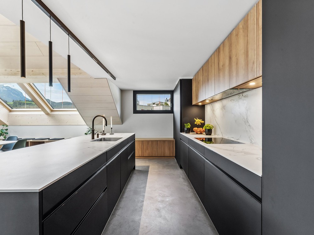 Küchenbeispiel modern, schwarz, Holz, Inselküche, Wohnküche, Keramikabdeckung