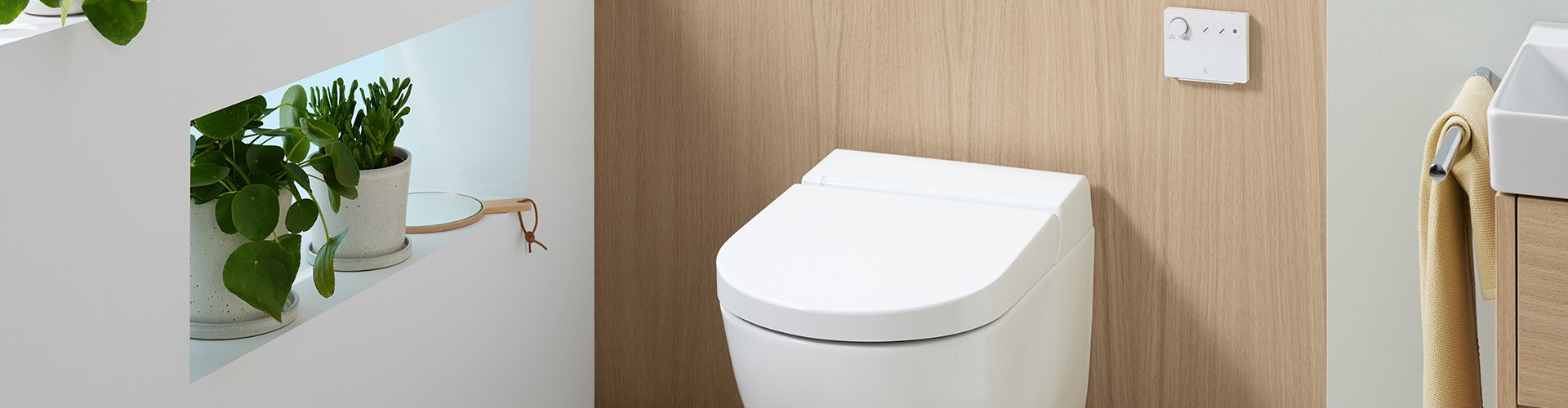 Un vaso bidet al centro di un bagno luminoso
