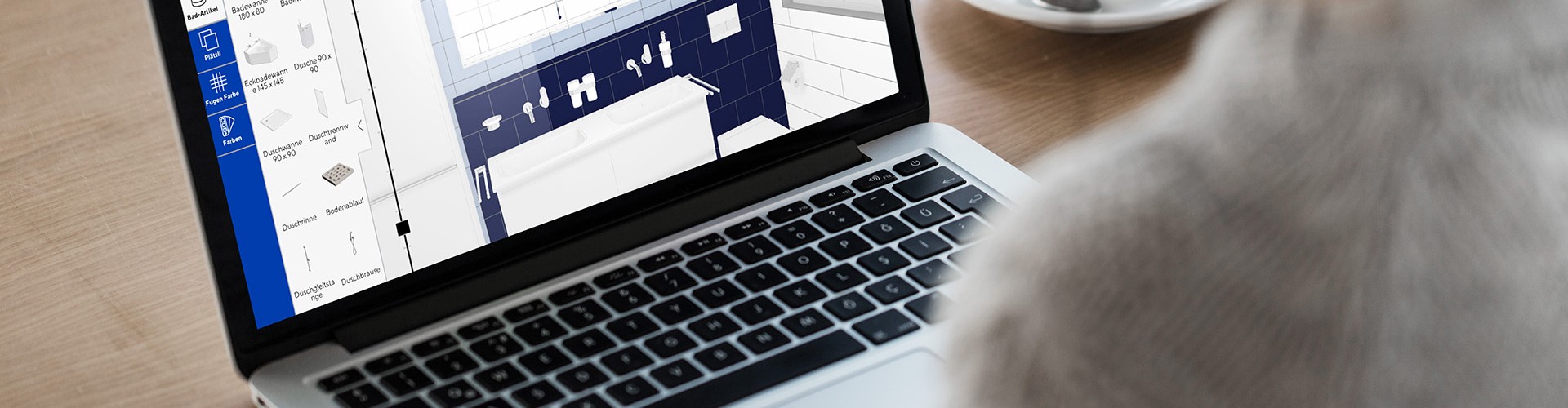 badplaner auf laptop seitlich von person angeschaut