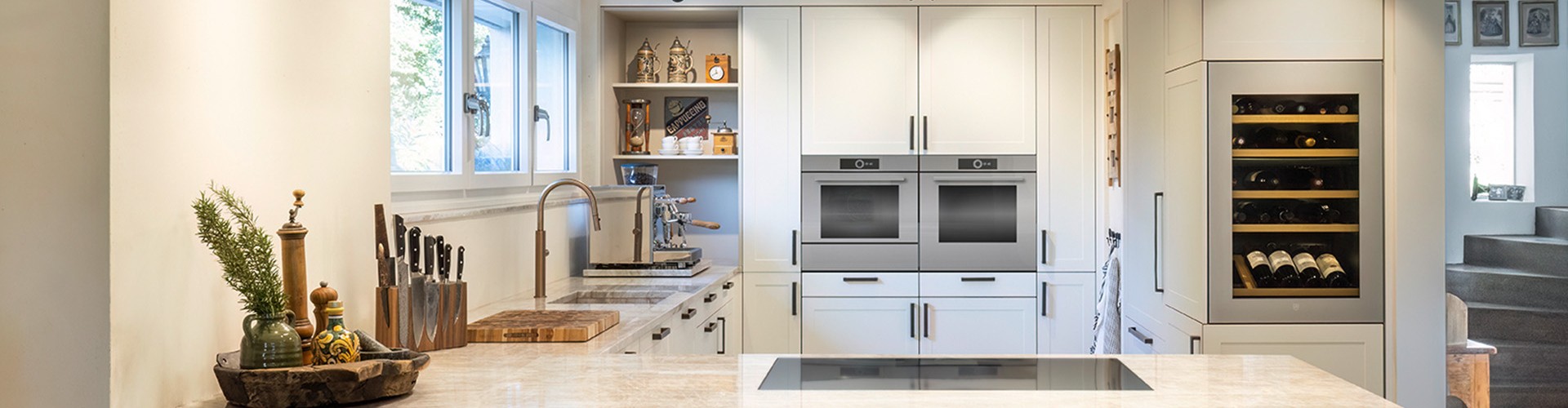 moderne Landhausküche mit Weinkühlschrank