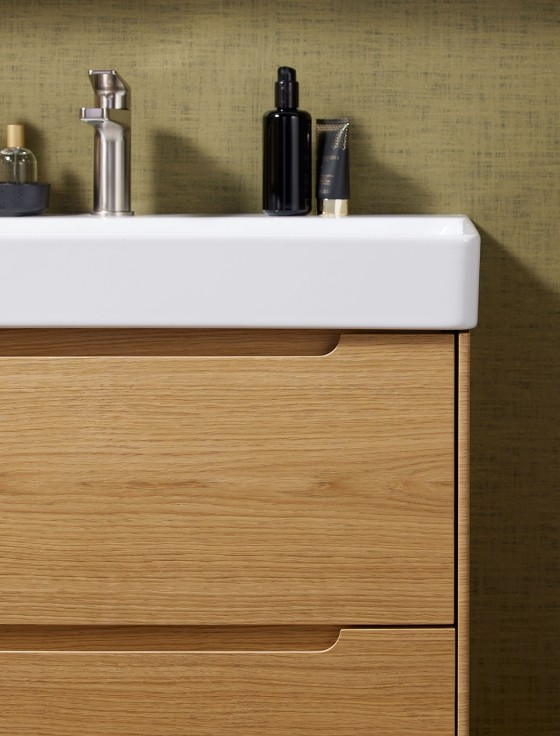 Detailaufnahme Waschtischmöbel Alterna green plus in Eiche mit Griffleiste