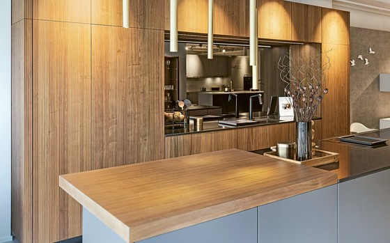 Küchenschrank und Kücheninsel