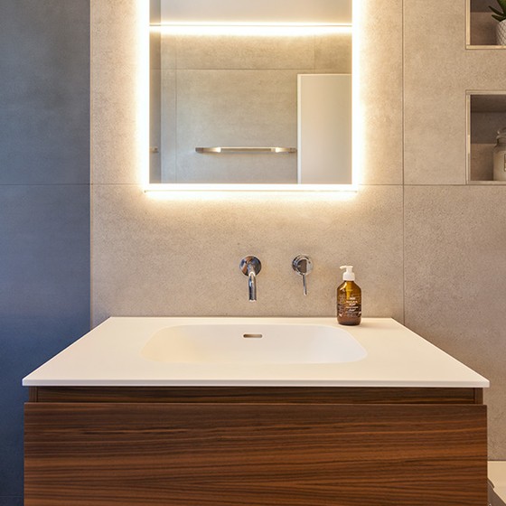 Badezimmer mit Spiegelschrank und Waschtisch