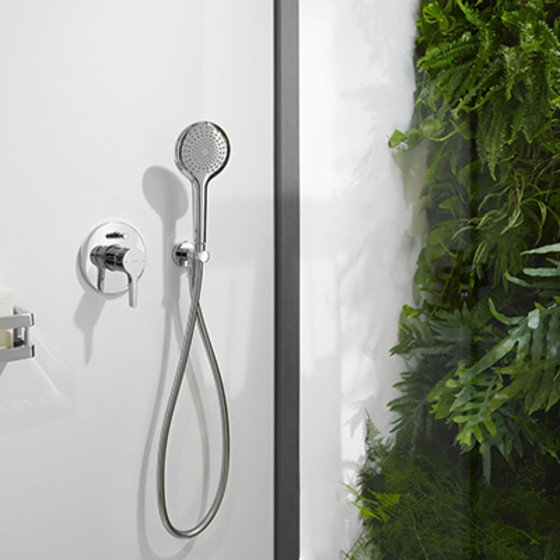 Pomme de douche Alterna saveline pour une faible consommation d'eau dans la salle de bains 