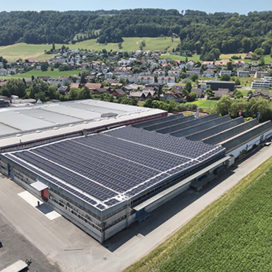 Installation solaire sur le site de Sanitas Troesch à Toffen