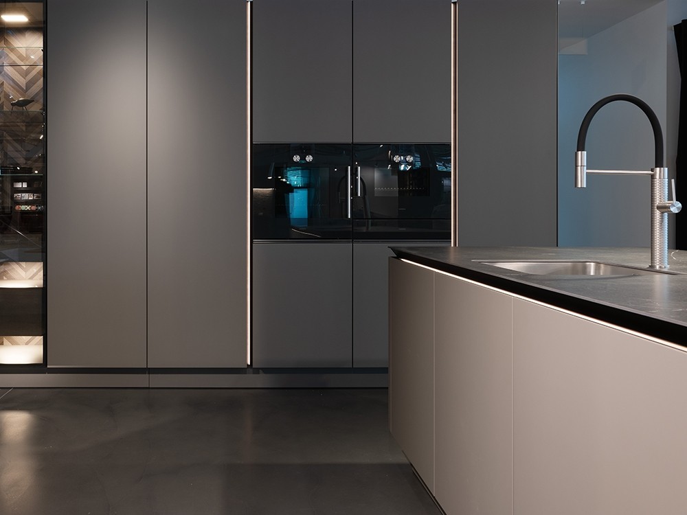 Küche dunkelgrau mit Backofen