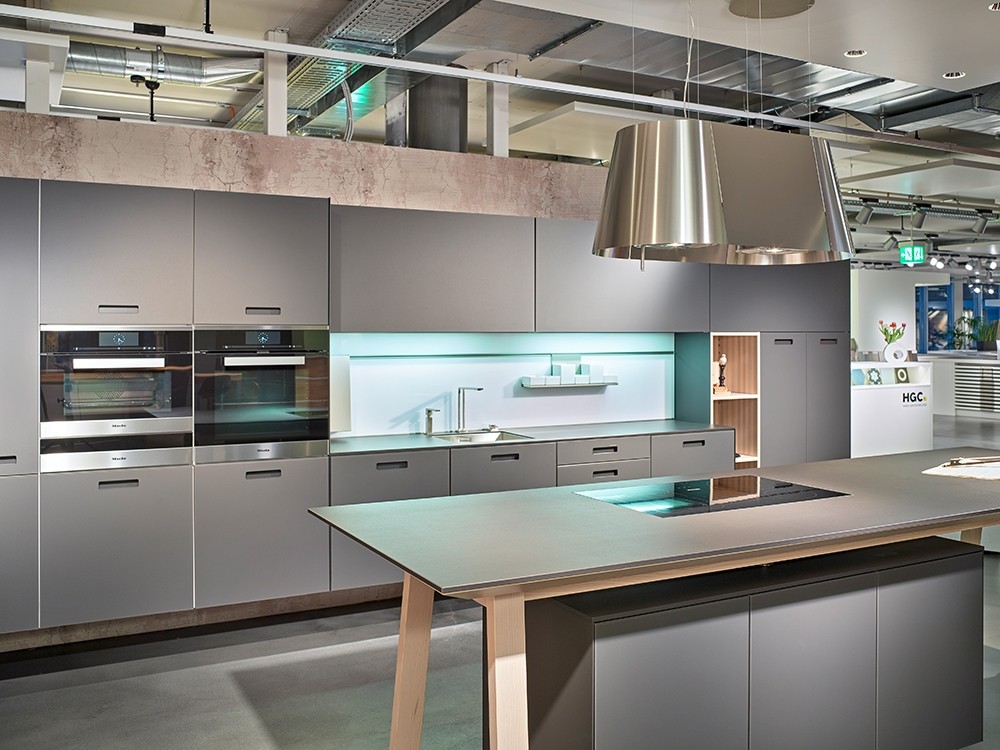 Design Küche grau mit Kücheninsel