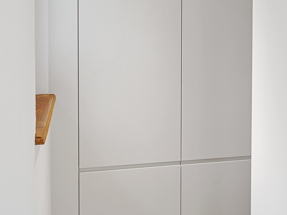 Weisse Küche mit Kamin und Esstisch