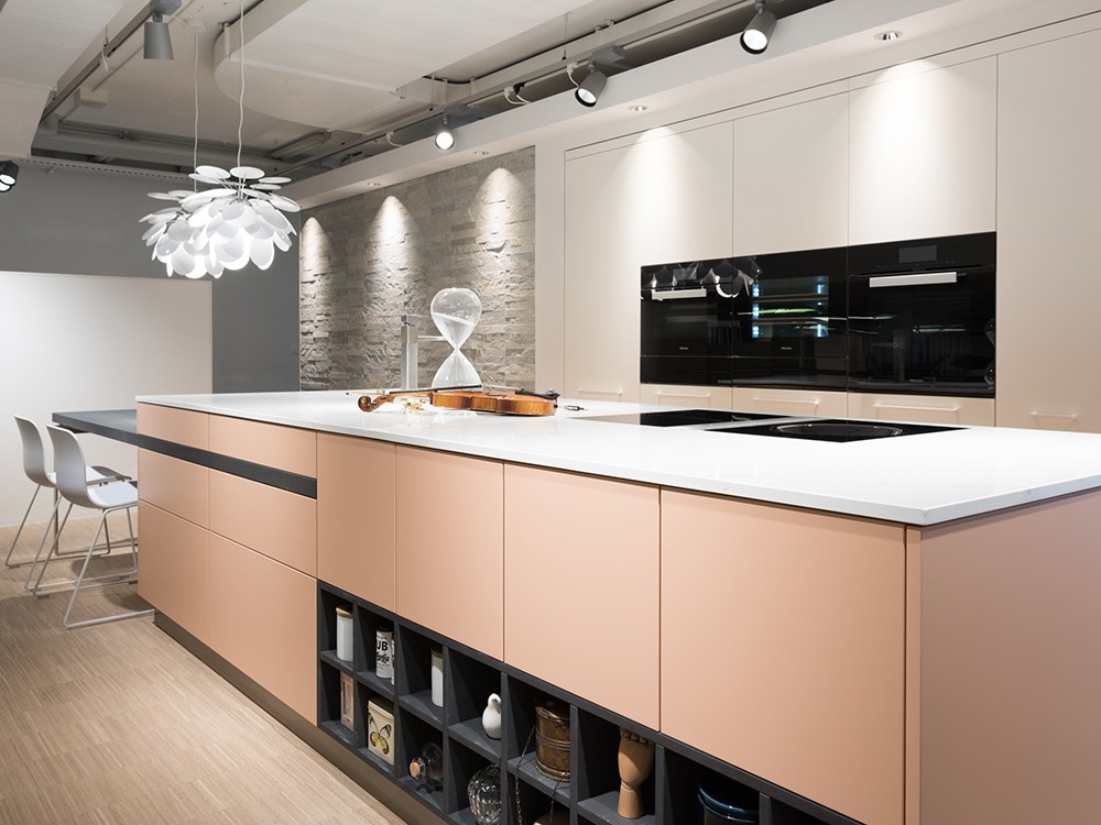 Helle Küche rosa crème