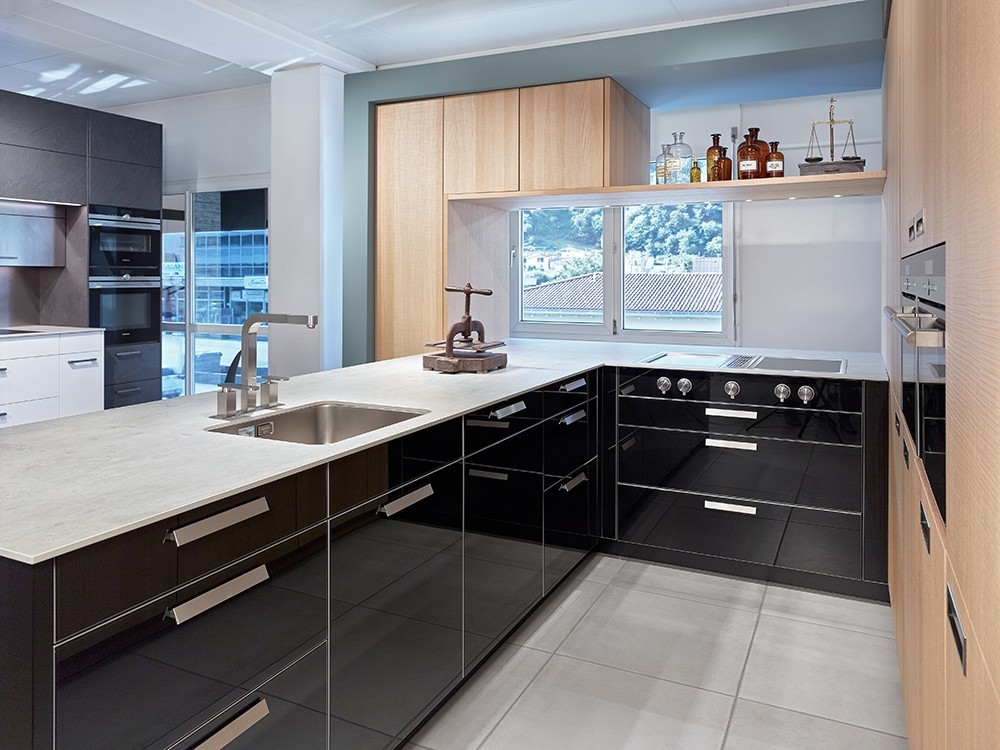 Küche schwarz weiss mit Holz